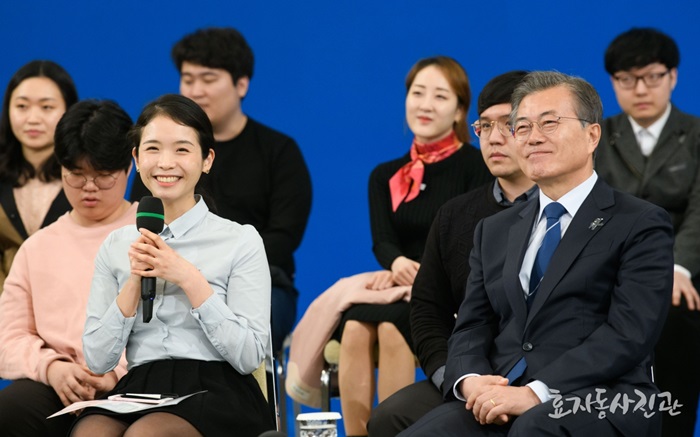 ３月１５日、青瓦台で開かれた「青年雇用対策報告大会」に出席した文在寅大統領（右）＝孝子洞写真館
